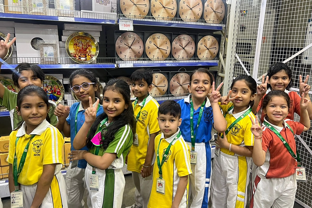 Classes I and II were taken to Metro 04